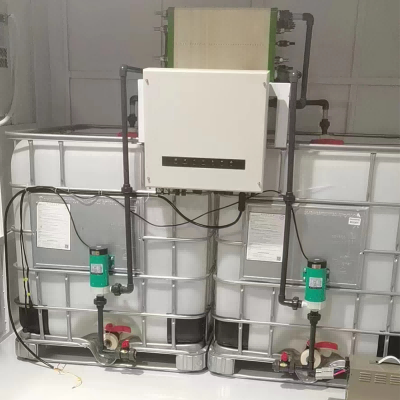 Integreret design af flowkanalramme og pakning med flowbatteri under to-farvet injektionsstøbningsproces